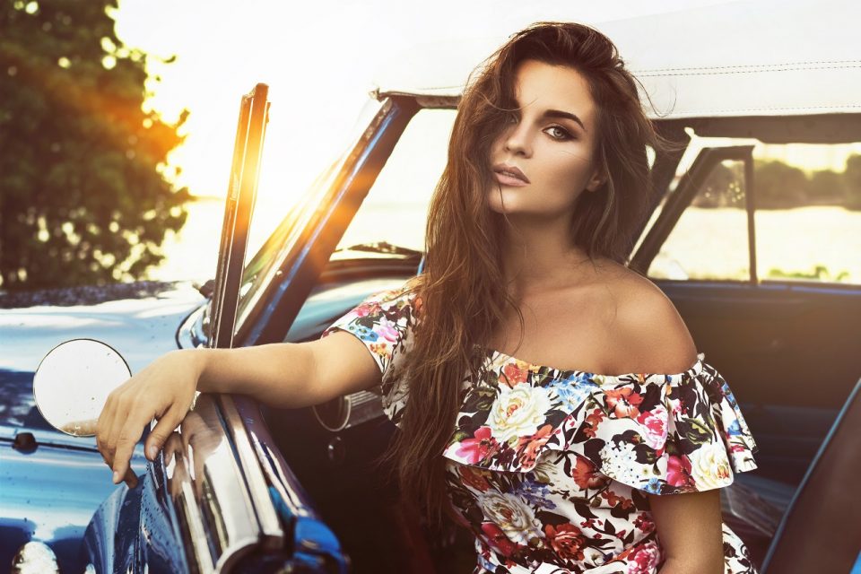 Must have na wiosnę: wzór kwiatowy na sukienkach — jakie dodatki do floral dress?