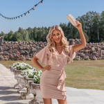 Jak wyglądać elegancko na letnich przyjęciach? Letnie sukienki idealne na wesela, garden party i inne uroczystości. Przewodnik marki Pakuten.
